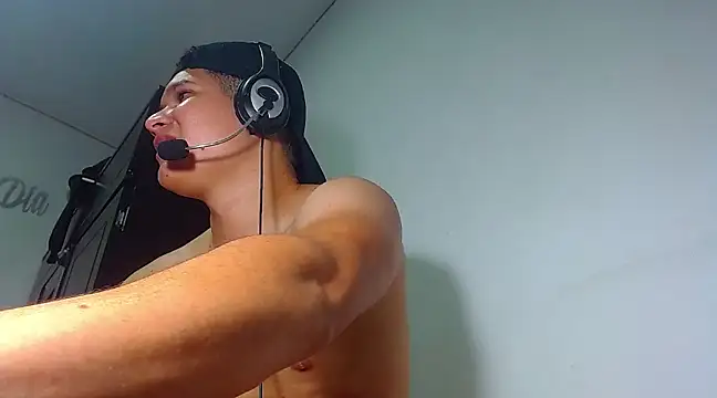 Snapshot of PhoenixGnz chatting on 03-09-25, 06:32 PhoenixGnz online show from 03-09-25, 06:32