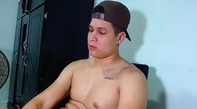 Snapshot of PhoenixGnz chatting on 03-13-25, 02:44 PhoenixGnz online show from 03-13-25, 02:44