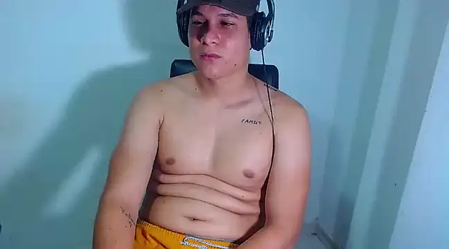 Snapshot of PhoenixGnz chatting on 03-19-25, 07:29 PhoenixGnz online show from 03-19-25, 07:29