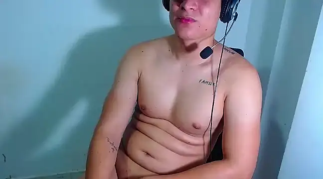 Snapshot of PhoenixGnz chatting on 03-19-25, 10:33 PhoenixGnz online show from 03-19-25, 10:33