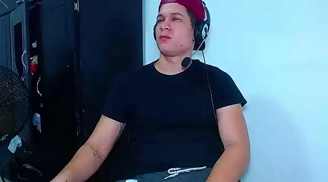 Snapshot of PhoenixGnz chatting on 03-20-25, 09:15 PhoenixGnz online show from 03-20-25, 09:15