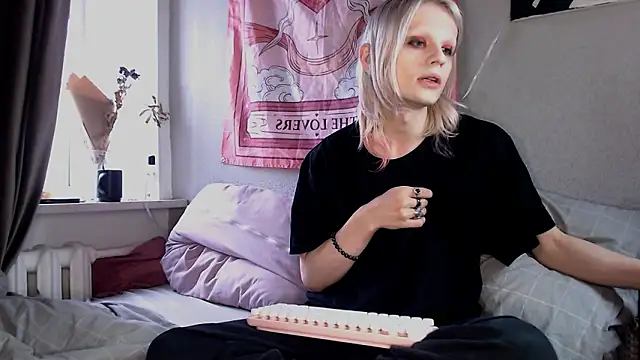 Snapshot of Alien_Bella chatting on 02-27-26, 12:27 Alien Bella online show from 02-27-26, 12:27