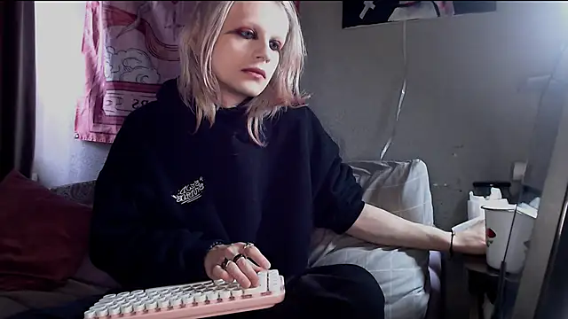 Snapshot of Alien_Bella chatting on 03-20-26, 08:41 Alien Bella online show from 03-20-26, 08:41