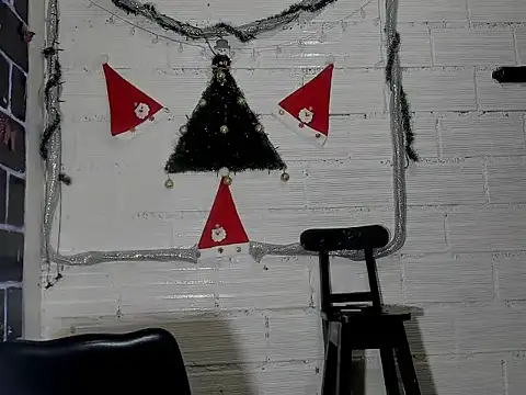 Snapshot of sarasandle chatting on 12-13-24, 02:27 sarasandle online show from 12-13-24, 02:27