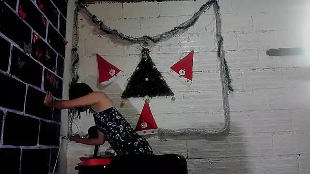 Snapshot of sarasandle chatting on 12-21-24, 02:37 sarasandle online show from 12-21-24, 02:37