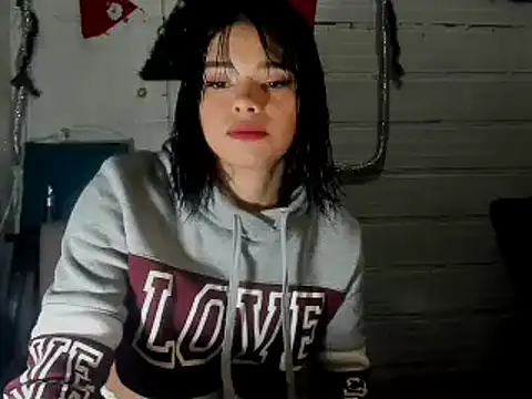 Snapshot of sarasandle chatting on 01-06-25, 04:47 sarasandle online show from 01-06-25, 04:47