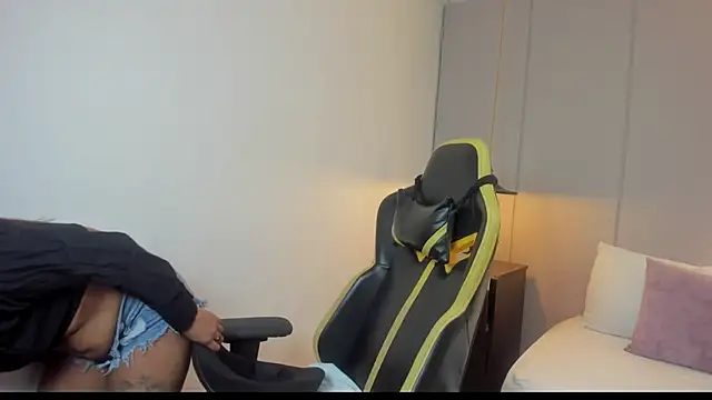 isabella florez online show from 04-23-26, 01:51