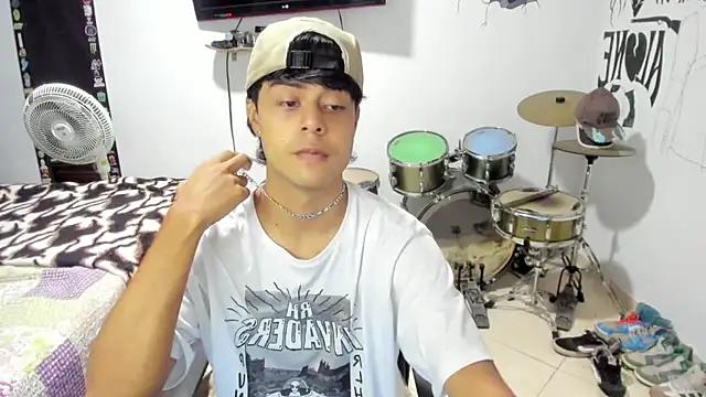 Snapshot of Zack_falcon chatting on 10-30-25, 03:19 Zack falcon online show from 10-30-25, 03:19