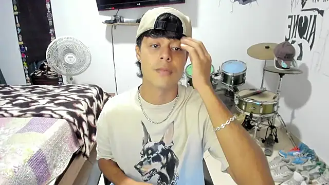 Snapshot of Zack_falcon chatting on 11-05-25, 03:17 Zack falcon online show from 11-05-25, 03:17