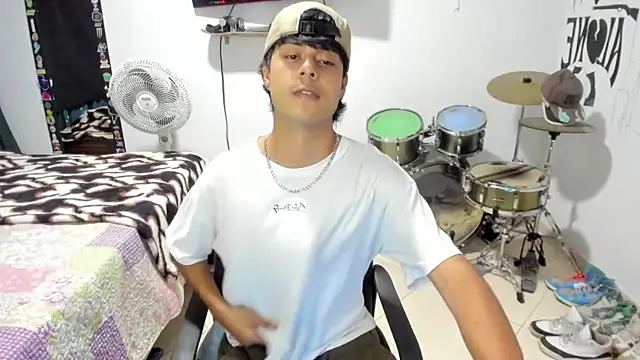 Snapshot of Zack_falcon chatting on 11-12-25, 02:45 Zack falcon online show from 11-12-25, 02:45