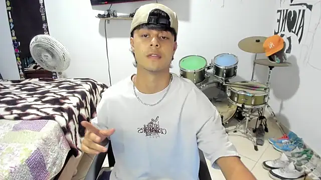 Snapshot of Zack_falcon chatting on 11-15-25, 02:53 Zack falcon online show from 11-15-25, 02:53