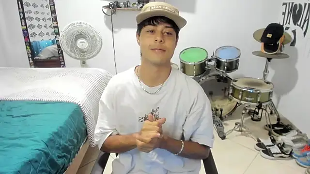 Snapshot of Zack_falcon chatting on 02-23-26, 08:39 Zack falcon online show from 02-23-26, 08:39