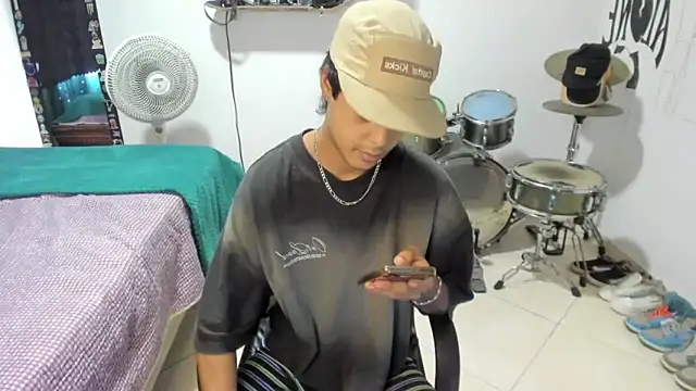 Snapshot of Zack_falcon chatting on 03-10-26, 01:27 Zack falcon online show from 03-10-26, 01:27