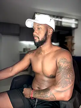 Snapshot of blackdrey18 chatting on 10-16-25, 01:34 blackdrey18 online show from 10-16-25, 01:34