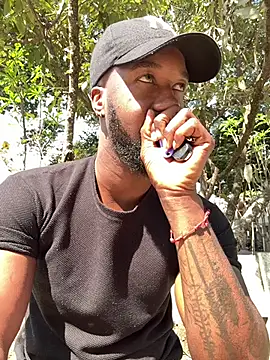 Snapshot of blackdrey18 chatting on 12-14-25, 03:06 blackdrey18 online show from 12-14-25, 03:06