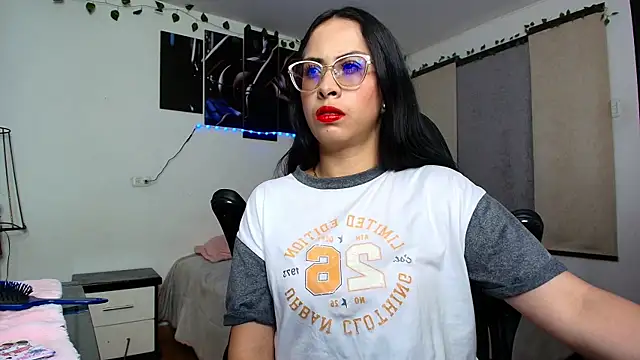 yesie hot online show from 06-17-26, 02:25