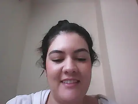 Snapshot of lauratobon chatting on 10-14-25, 04:52 lauratobon online show from 10-14-25, 04:52