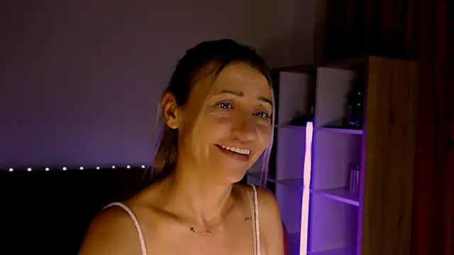 Snapshot of ZoeGrant chatting on 06-12-26, 06:18 ZoeGrant online show from 06-12-26, 06:18