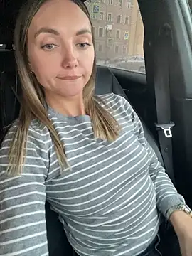 Snapshot of AngelinaMoore chatting on 02-18-25, 02:27 AngelinaMoore online show from 02-18-25, 02:27