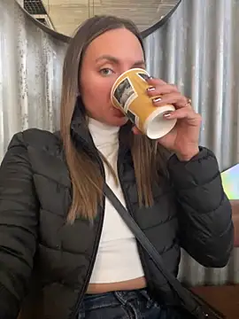 Snapshot of AngelinaMoore chatting on 03-18-25, 11:19 AngelinaMoore online show from 03-18-25, 11:19