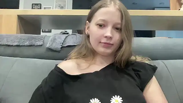 CharmingSarah online show from 06-18-26, 04:22