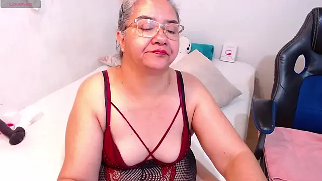 Snapshot of scaelettdubois chatting on 01-27-25, 02:42 scaelettdubois online show from 01-27-25, 02:42