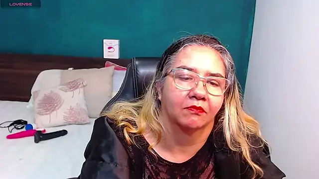 Snapshot of scaelettdubois chatting on 02-27-25, 02:42 scaelettdubois online show from 02-27-25, 02:42