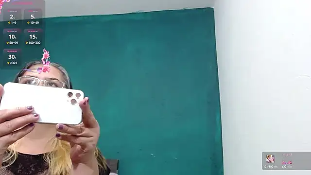 Snapshot of scaelettdubois chatting on 03-08-25, 04:01 scaelettdubois online show from 03-08-25, 04:01