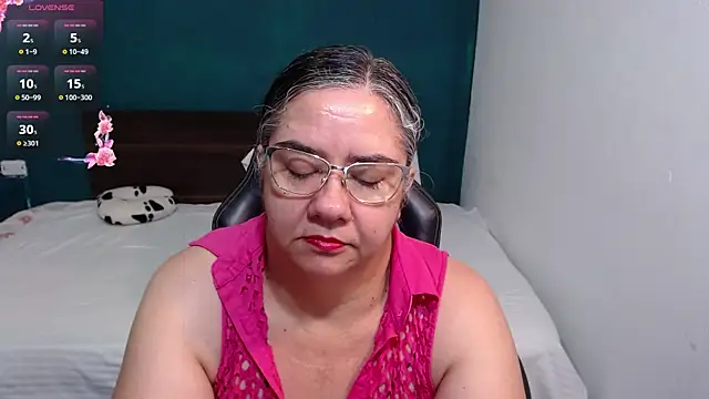 Snapshot of scaelettdubois chatting on 10-06-25, 12:08 scaelettdubois online show from 10-06-25, 12:08