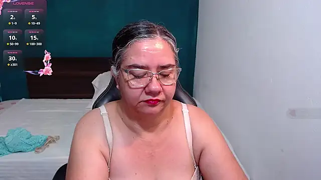 Snapshot of scaelettdubois chatting on 10-07-25, 12:19 scaelettdubois online show from 10-07-25, 12:19