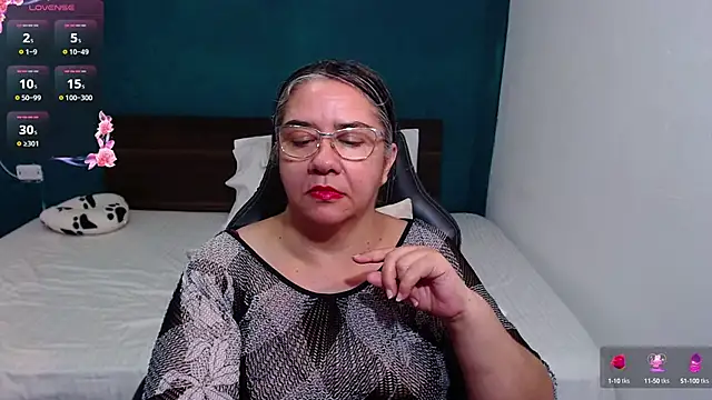 Snapshot of scaelettdubois chatting on 10-10-25, 02:10 scaelettdubois online show from 10-10-25, 02:10