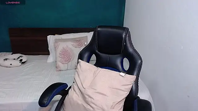 Snapshot of scaelettdubois chatting on 10-18-25, 12:35 scaelettdubois online show from 10-18-25, 12:35