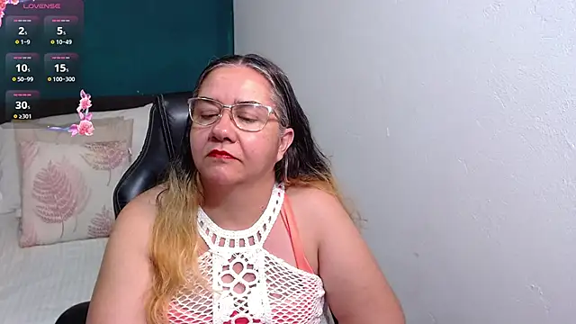 Snapshot of scaelettdubois chatting on 10-19-25, 02:23 scaelettdubois online show from 10-19-25, 02:23