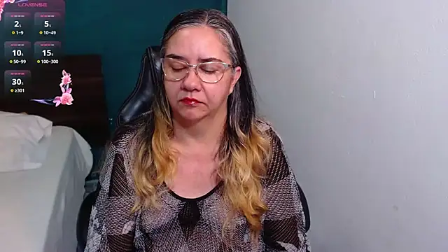 Snapshot of scaelettdubois chatting on 11-30-25, 02:26 scaelettdubois online show from 11-30-25, 02:26