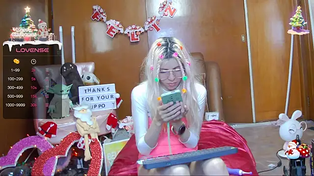 Snapshot of Skinygirl chatting on 12-19-24, 12:45 Skinygirl online show from 12-19-24, 12:45
