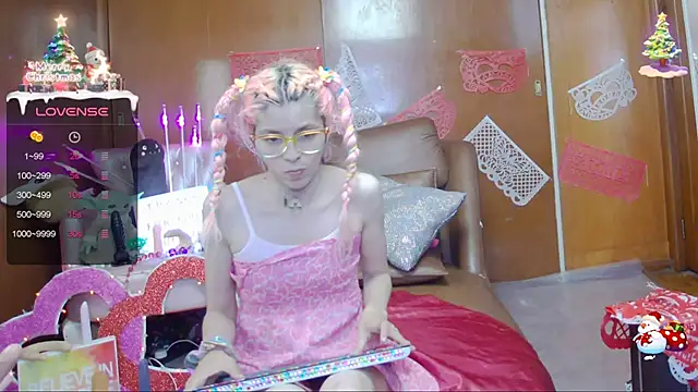 Snapshot of Skinygirl chatting on 02-05-25, 10:55 Skinygirl online show from 02-05-25, 10:55