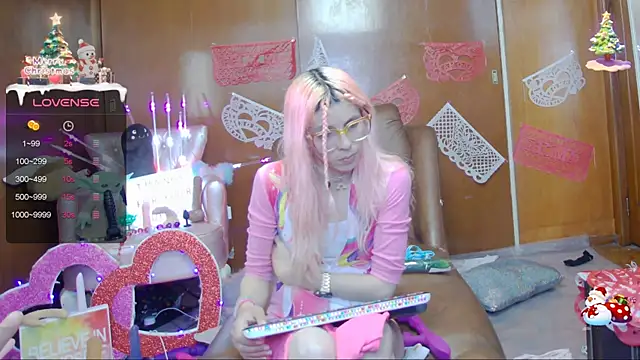 Snapshot of Skinygirl chatting on 02-10-25, 10:30 Skinygirl online show from 02-10-25, 10:30