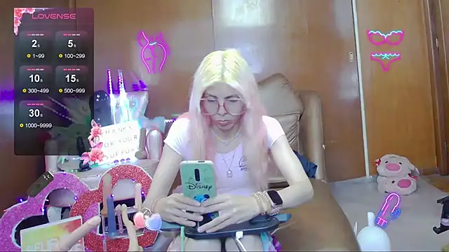 Snapshot of Skinygirl chatting on 11-10-25, 10:42 Skinygirl online show from 11-10-25, 10:42