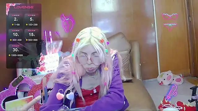 Snapshot of Skinygirl chatting on 11-12-25, 12:44 Skinygirl online show from 11-12-25, 12:44