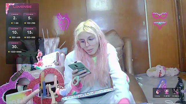 Snapshot of Skinygirl chatting on 11-15-25, 11:21 Skinygirl online show from 11-15-25, 11:21