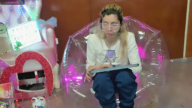 Skinygirl online show from 03-10-26, 12:04