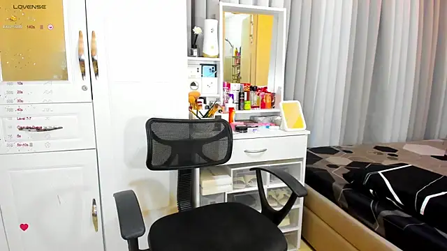 Snapshot of FuckDollNicky chatting on 12-21-24, 05:58 FuckDollNicky online show from 12-21-24, 05:58