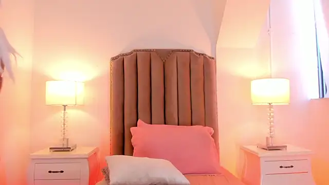 Snapshot of Emma_Torres__ chatting on 01-18-25, 03:27 Emma Torres online show from 01-18-25, 03:27