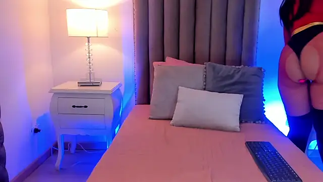 Snapshot of Emma_Torres__ chatting on 01-28-25, 12:00 Emma Torres online show from 01-28-25, 12:00