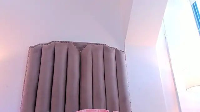 Snapshot of Emma_Torres__ chatting on 03-19-25, 03:19 Emma Torres online show from 03-19-25, 03:19