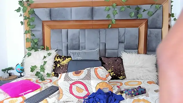 BellaKarla online show from 03-10-25, 07:50