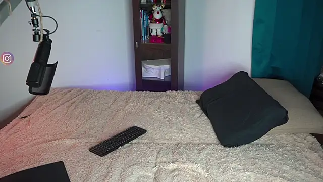 Snapshot of VIktorSecret chatting on 12-27-24, 01:39 VIktorSecret online show from 12-27-24, 01:39