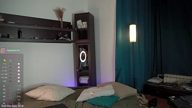 Snapshot of VIktorSecret chatting on 10-14-25, 04:13 VIktorSecret online show from 10-14-25, 04:13