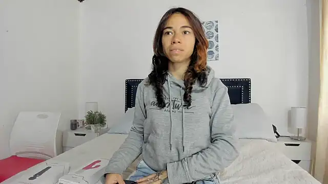 Snapshot of ZulyMichels chatting on 02-19-25, 12:44 ZulyMichels online show from 02-19-25, 12:44