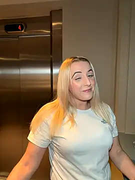 Snapshot of Strongqueen chatting on 01-07-26, 09:06 Strongqueen online show from 01-07-26, 09:06